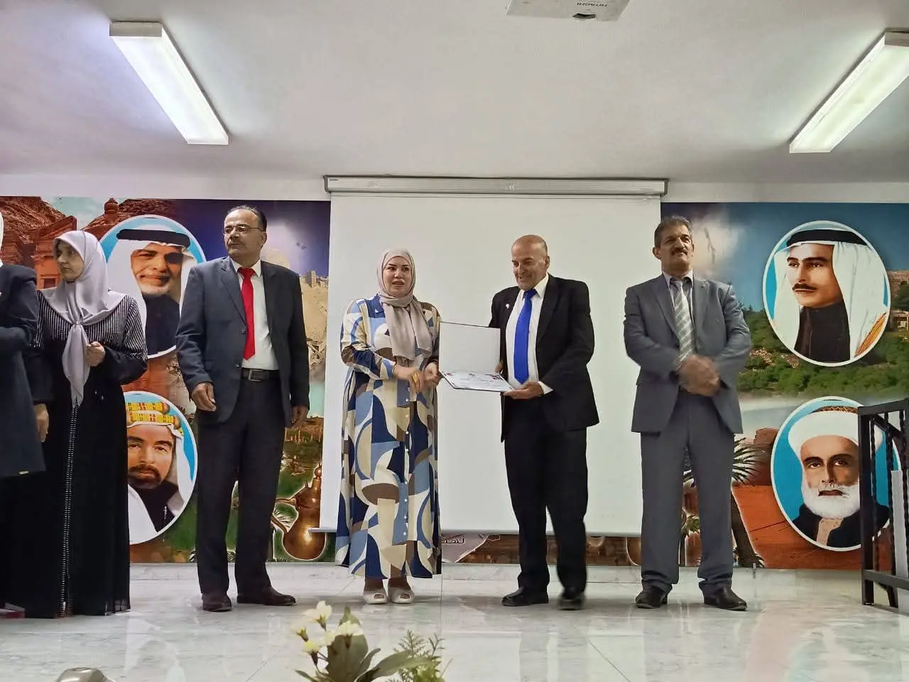 شبكة مدارس كفريوبا تكرّم السيد علي التميمي تقديرًا لعطائه التربوي والمجتمعي
