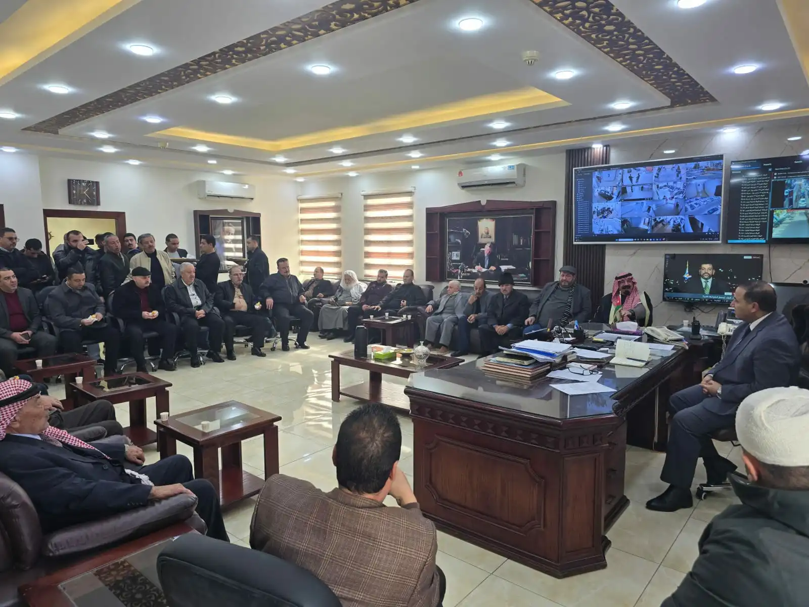 بيان ابناء عشيرة التميمي بعد القبض على المعتديين على الصحفي فيصل التميمي و يجددون ثقتهم بالقضاء والأجهزة الأمنية خلال لقاء محافظ الزرقاء