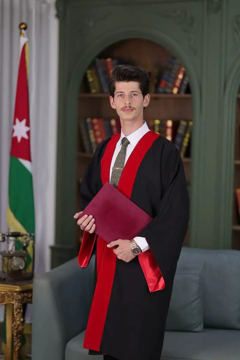 عشيرة التميمي تهنئ ابنها الشاب حمزة زهير التميمي بمناسبة تخرجه بتخصص "علم البيانات والذكاء الاصطناعي" من الجامعة الهاشمية